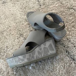 Donald J. Pliner Ash Crepe Elastic FONDA-D Platform Sandals